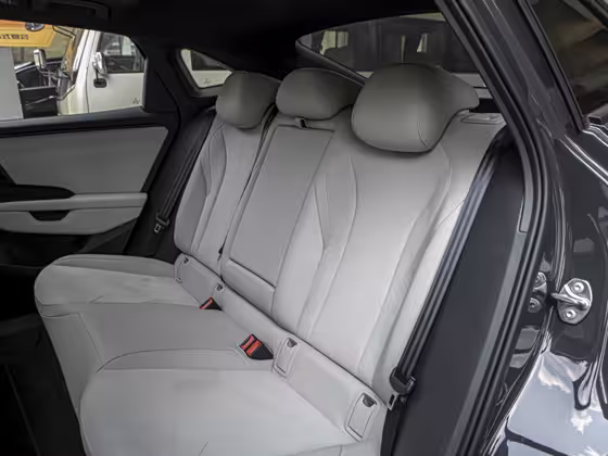 VW (ID. UNYX 07) Pure — 12